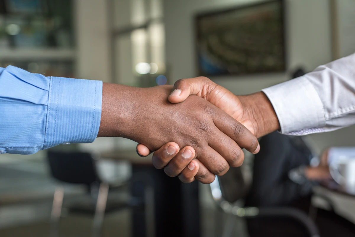 Échange professionnel autour d’un choix de protection sociale